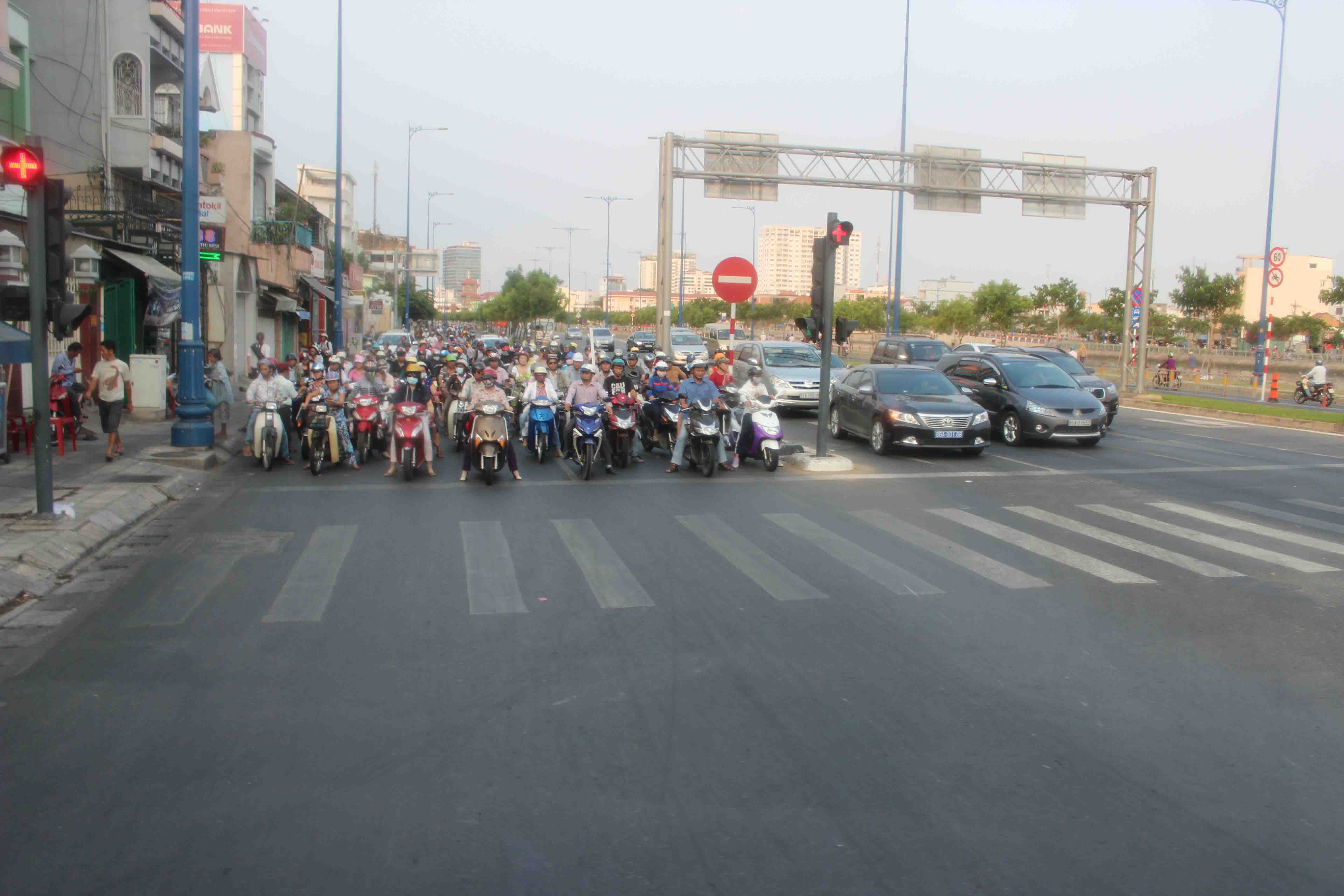 How to Cross a street in Saigon, Vietnam 