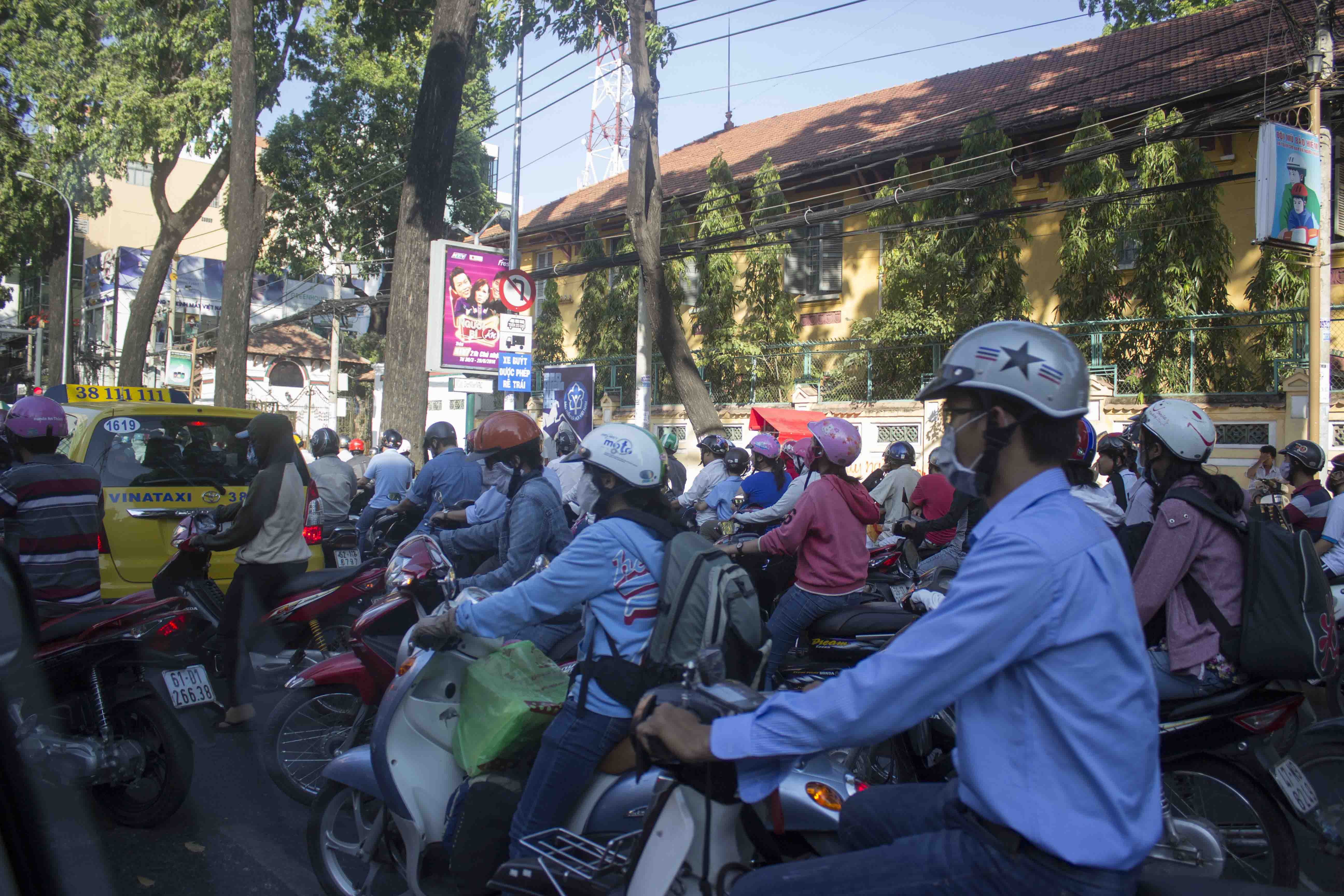 How to Cross a street in Saigon, Vietnam 