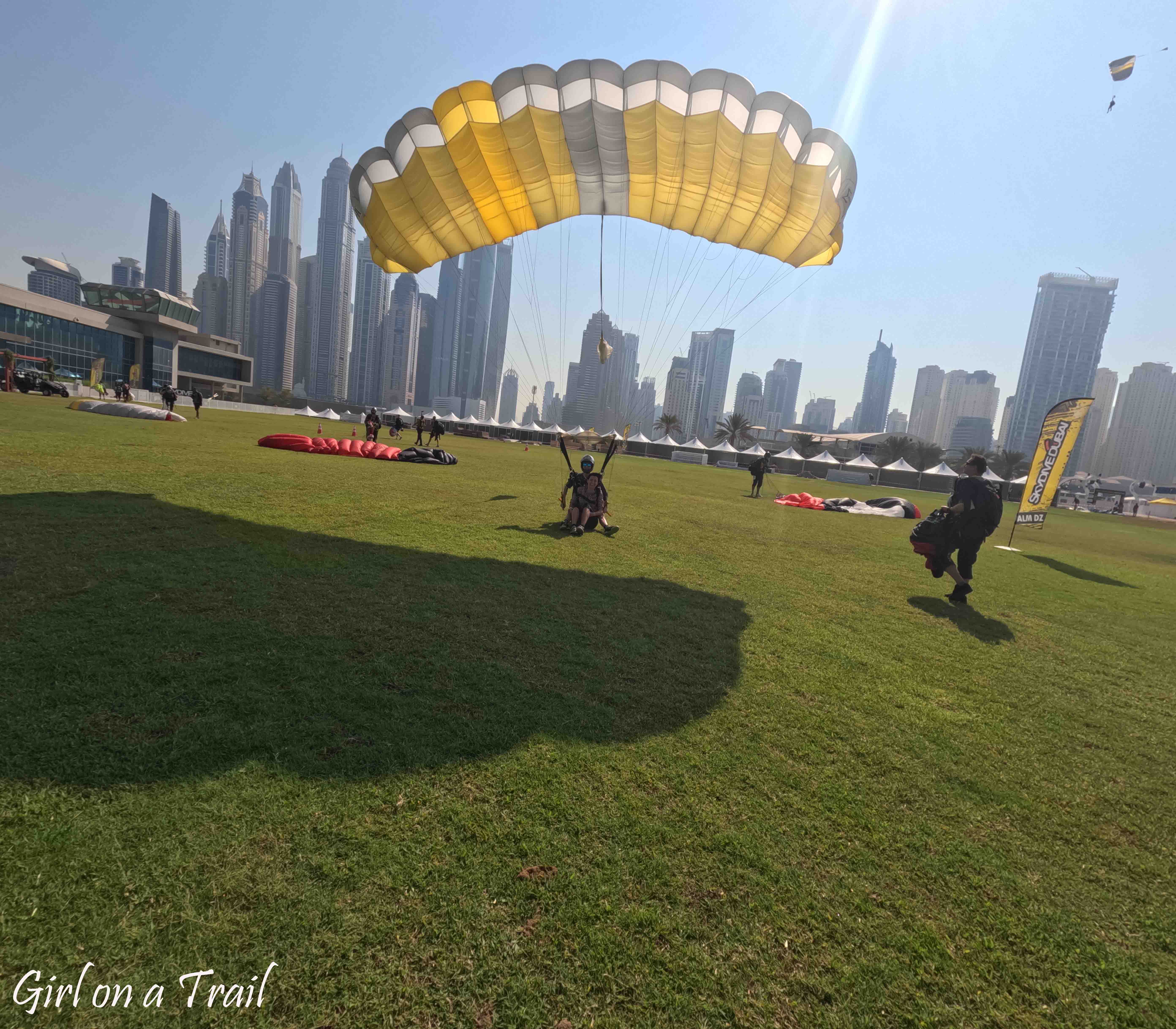 Dubai- skydiving, landing